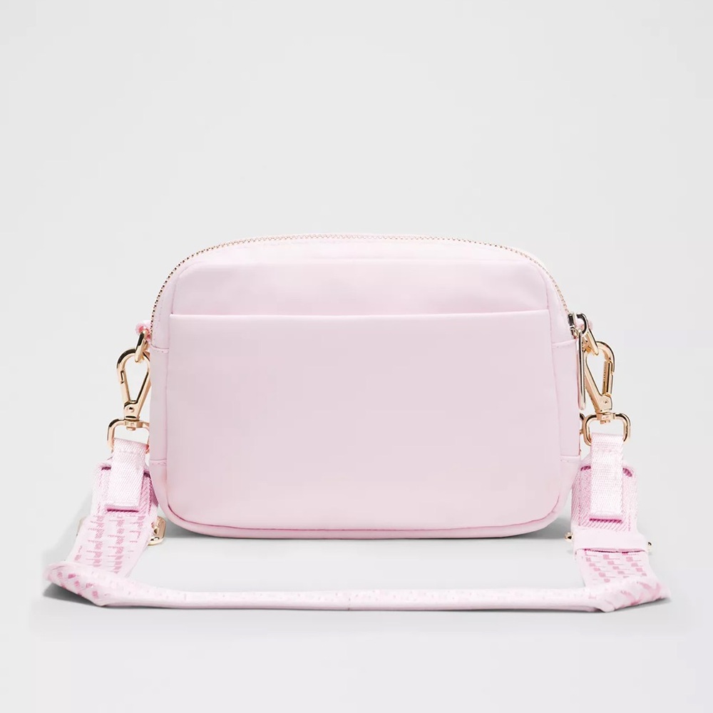 NWT Lululemon Everywhere Crossbody Bag 2L Monogram Metallic Blissful Pink/Gold - Picture 2 of 13